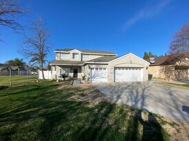 3002 Sage Ct in Hanford, CA - Building Photo