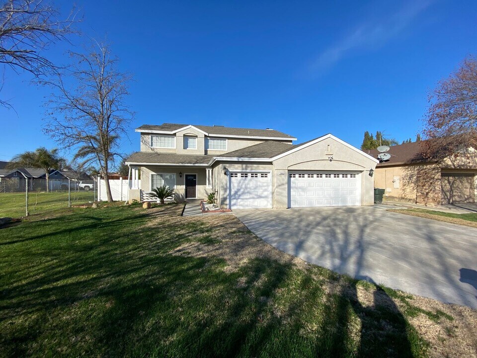 3002 Sage Ct in Hanford, CA - Building Photo