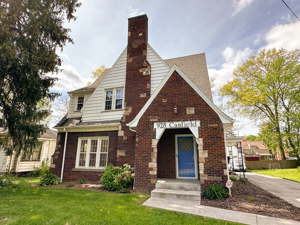 928 Canfield Rd in Youngstown, OH - Building Photo
