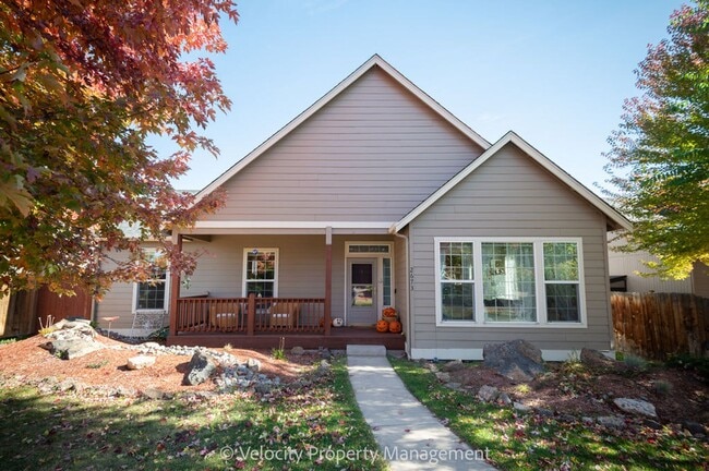 2673 SW Salmon Ave in Redmond, OR - Building Photo - Building Photo