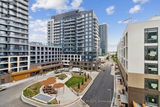 8 Beverley Glen Blvd in Vaughan, ON - Building Photo - Building Photo
