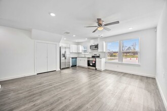 7811 Laura Koppe Rd in Houston, TX - Foto de edificio - Building Photo