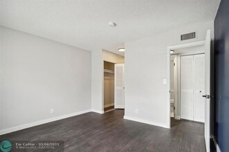 3240 NW 84th Ave in Sunrise, FL - Foto de edificio - Building Photo