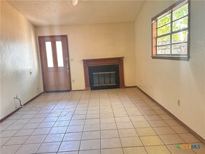 614 Mill St in San Marcos, TX - Foto de edificio - Building Photo