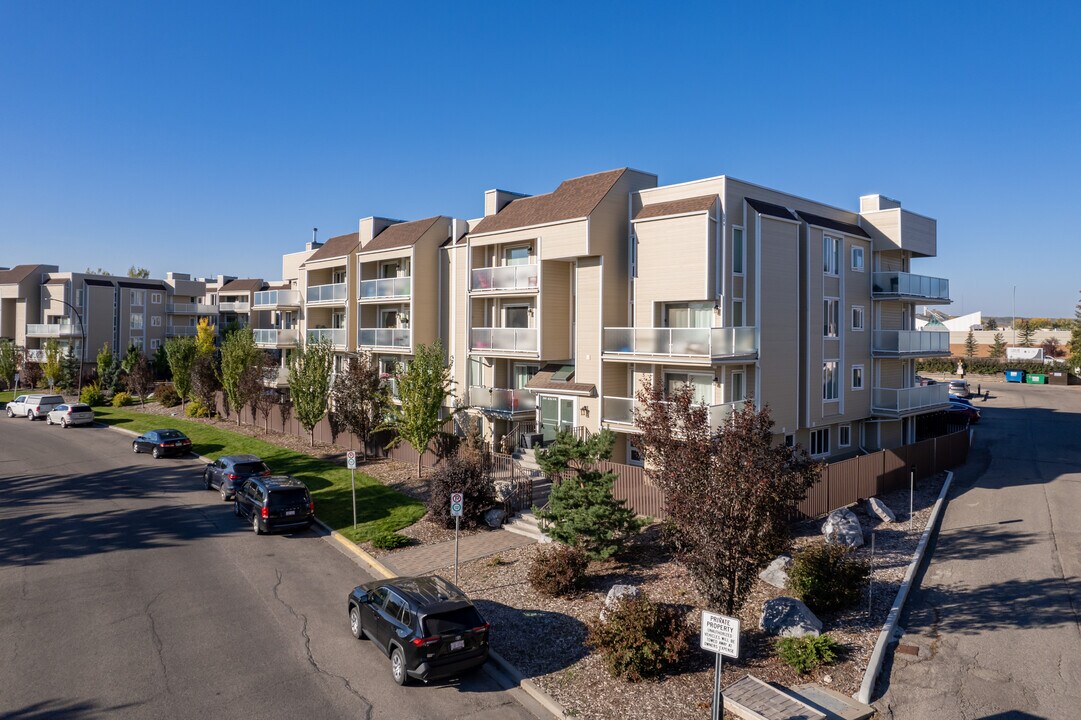 3733 42nd St NW in Calgary, AB - Building Photo