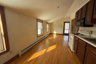 109 Lake Ave in Saratoga Springs, NY - Foto de edificio - Building Photo