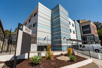 2039 North Las Palmas Ave in Los Angeles, CA - Building Photo - Building Photo