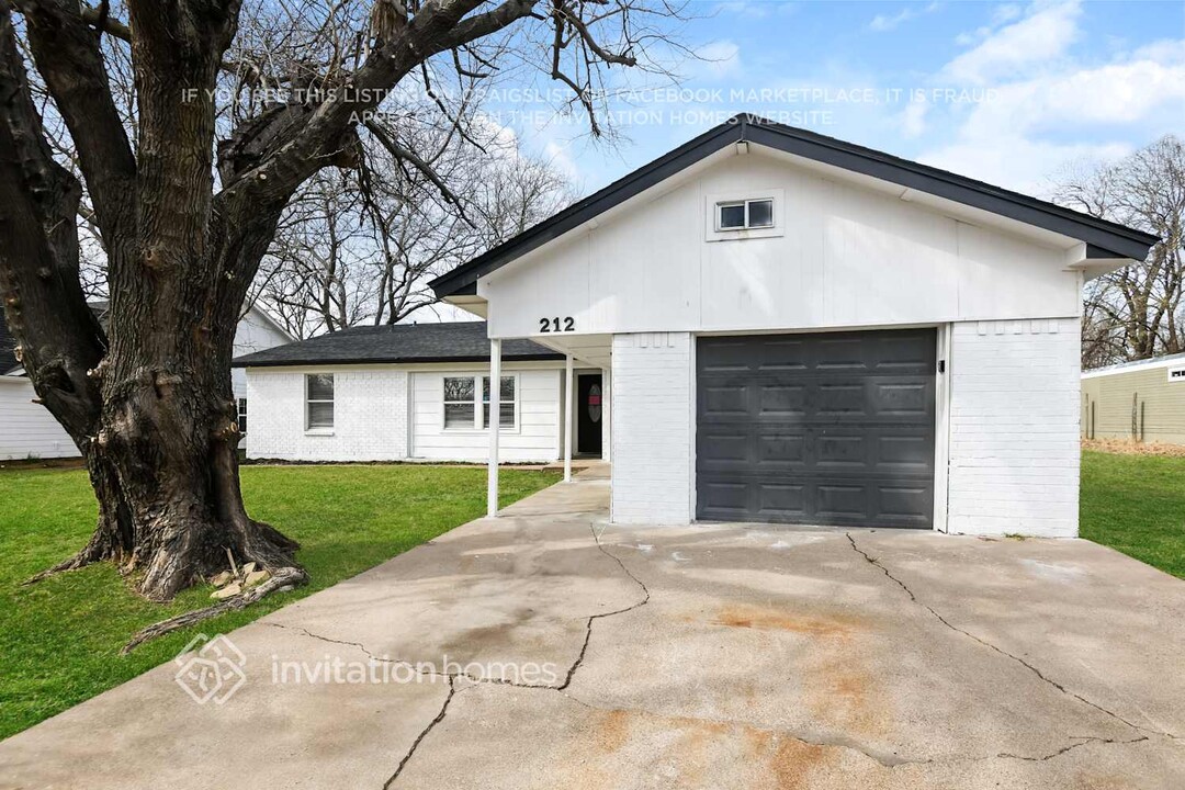 212 W 5th St in Weatherford, TX - Building Photo