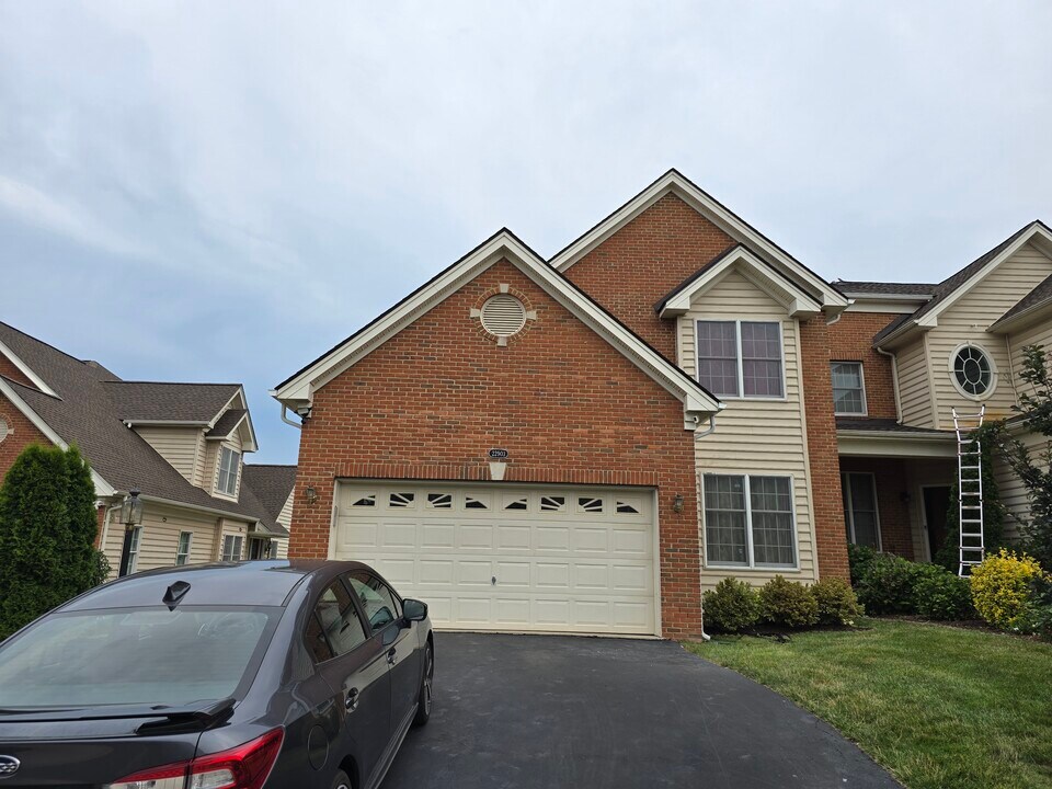 22903 N Brown Square in Ashburn, VA - Building Photo