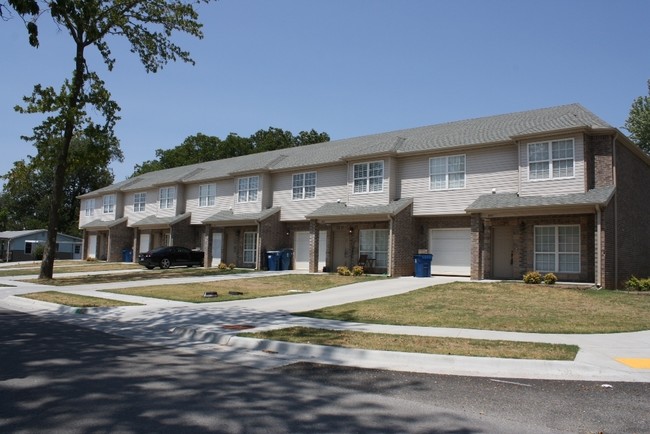 601-614 SW 5th St in Bentonville, AR - Foto de edificio - Building Photo