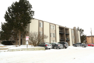 Eden Roc Apartments in East Lansing, MI - Building Photo - Building Photo