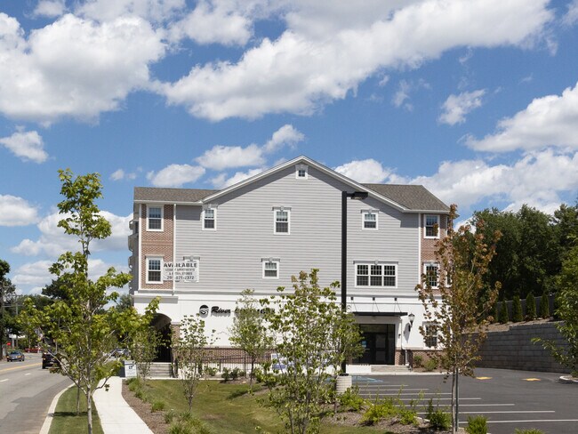 River Commons in Teaneck, NJ - Building Photo - Building Photo