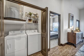 Urban Crest Apartments in San Antonio, TX - Foto de edificio - Building Photo