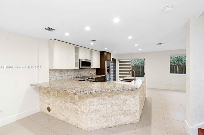 11549 NW 51st Ln in Doral, FL - Building Photo - Building Photo