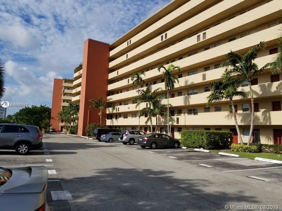 1750 NE 191st St-Unit -818-3 in North Miami Beach, FL - Building Photo