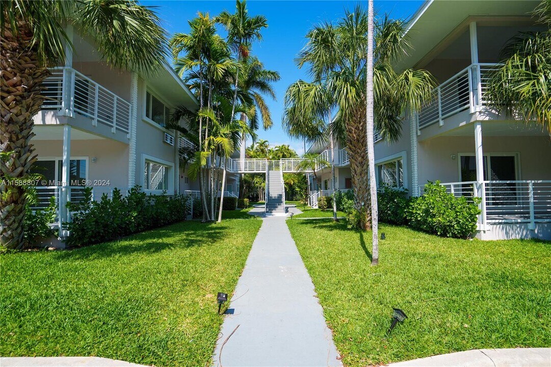 1185 98th St, Unit 8 in Bay Harbor Islands, FL - Foto de edificio