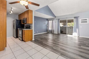 8022 Linda Vista Rd in San Diego, CA - Building Photo