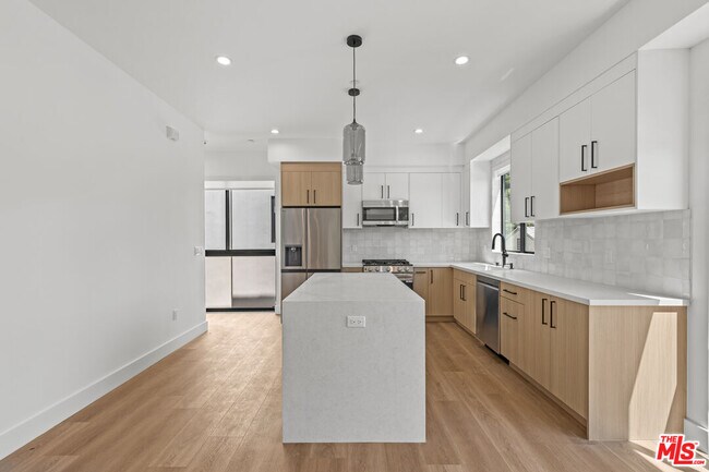5839 Kester Ave in Los Angeles, CA - Building Photo - Building Photo