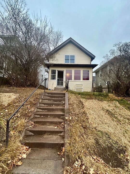 906 North 6th Ave E in Duluth, MN - Building Photo