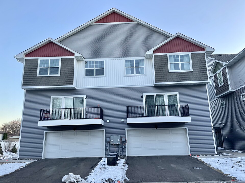 10259 3rd St NE, Unit D in Blaine, MN - Foto de edificio