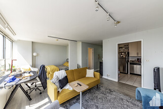 3550 N Lake Shore Dr, Unit 1823 in Chicago, IL - Building Photo - Building Photo