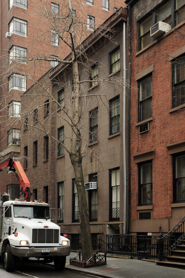 8 W 9th St in New York, NY - Building Photo - Building Photo