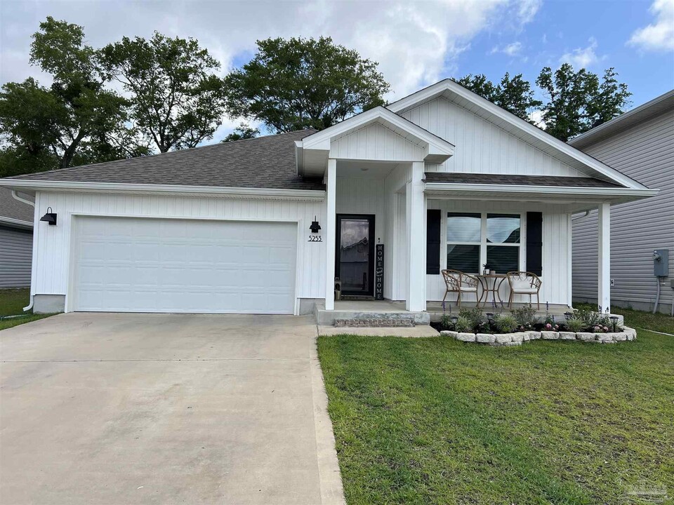 5253 Peach Dr in Pace, FL - Building Photo