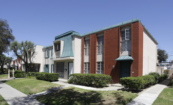 1749-1759 W Greenleaf Ave Apartments