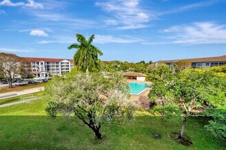 1401 SW 128th Terrace in Pembroke Pines, FL - Foto de edificio - Building Photo