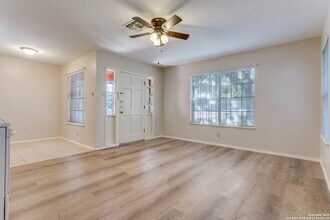 2913 Eisenhauer Rd in San Antonio, TX - Foto de edificio - Building Photo