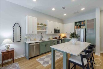 1150 E Perry Ln in Savannah, GA - Building Photo - Building Photo