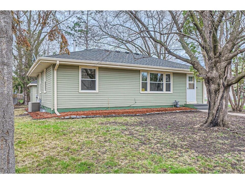 6300 Quebec Ave N in Minneapolis, MN - Building Photo