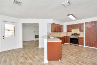 527 Gleneagles Dr in Friendswood, TX - Building Photo - Building Photo