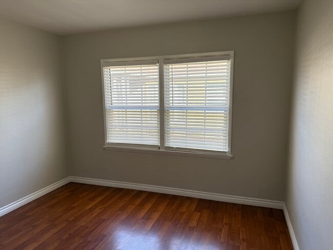 property at 1213 W Victory Blvd