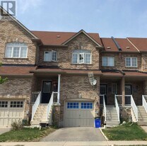 111 Amulet Crescent in Richmond Hill, ON - Building Photo