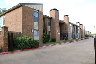 Oakland Heights Apartments in Irving, TX - Foto de edificio - Building Photo