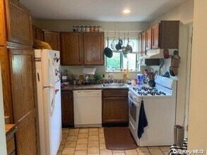 1 Mohegan Ave in Port Washington, NY - Building Photo - Building Photo