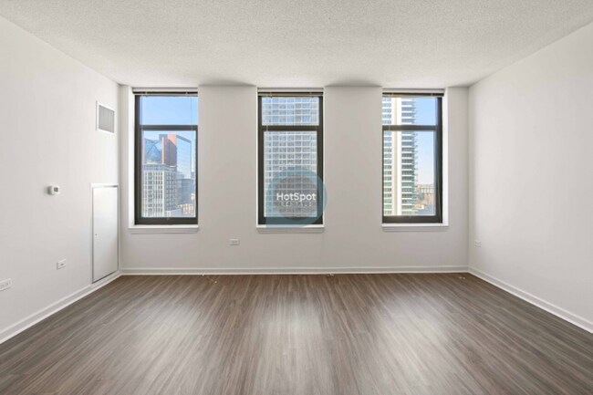 373 N Desplaines St in Chicago, IL - Building Photo - Building Photo