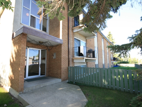 Emerald Court in Edmonton, AB - Building Photo