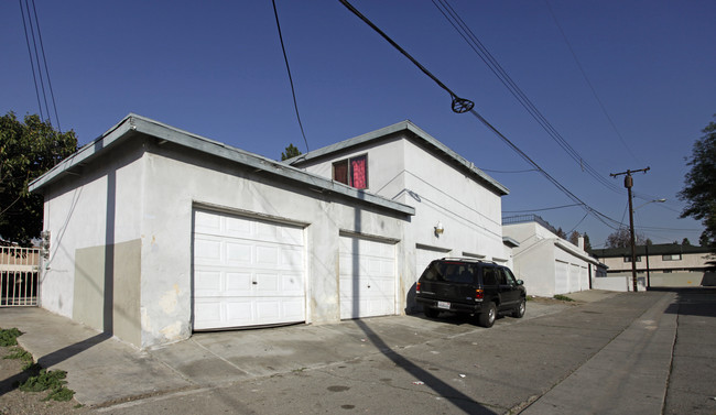 5225 Canoga St in Montclair, CA - Foto de edificio - Building Photo