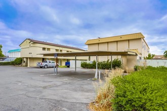 640 N Hickory St in Escondido, CA - Foto de edificio - Building Photo