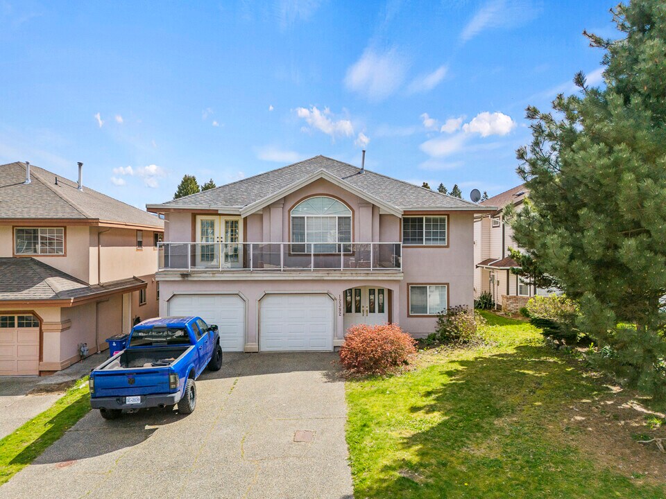 12392-12221 221 St in Maple Ridge, BC - Building Photo