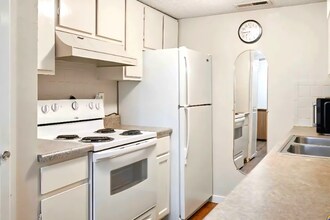 3032 SW Lydia Ave, Unit 103 in Topeka, KS - Building Photo - Building Photo