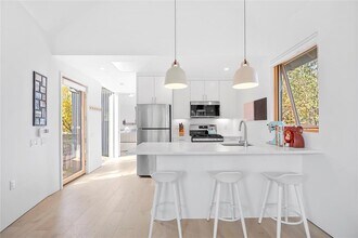 907 W Annie St in Austin, TX - Building Photo - Building Photo
