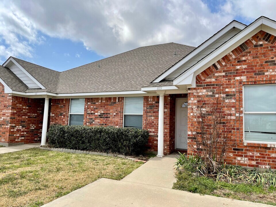 105 S 1st St in Sanger, TX - Building Photo