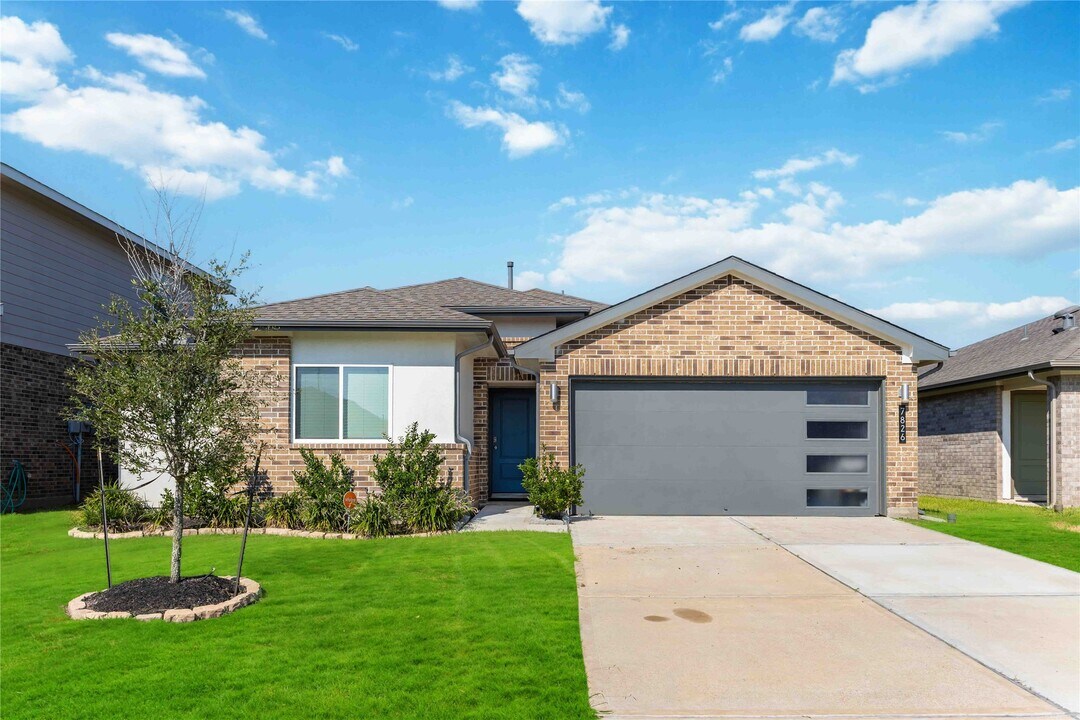 7826 Cattleman Vly Dr in Arcola, TX - Foto de edificio