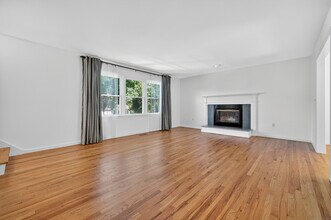 55 Locust St in Greenwich, CT - Building Photo - Building Photo