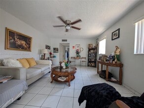 19080 NE 3rd Ct in Miami, FL - Foto de edificio - Building Photo