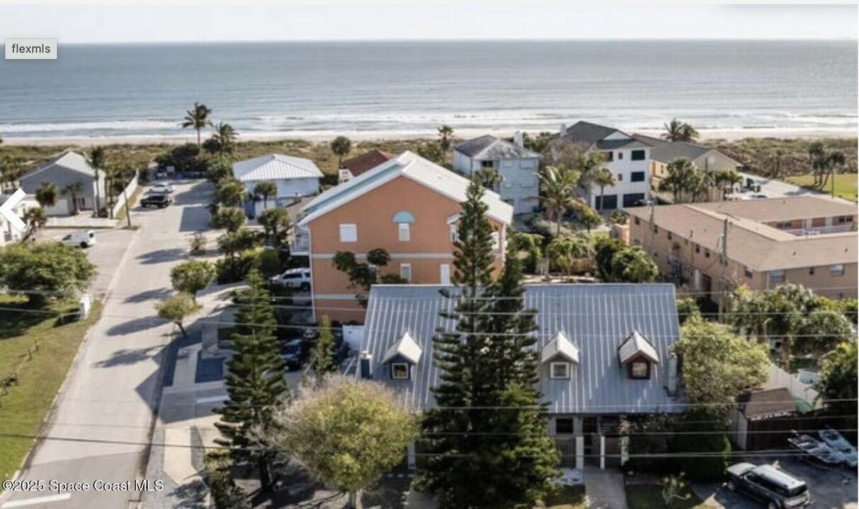 8156 Ridgewood Ave in Cape Canaveral, FL - Foto de edificio