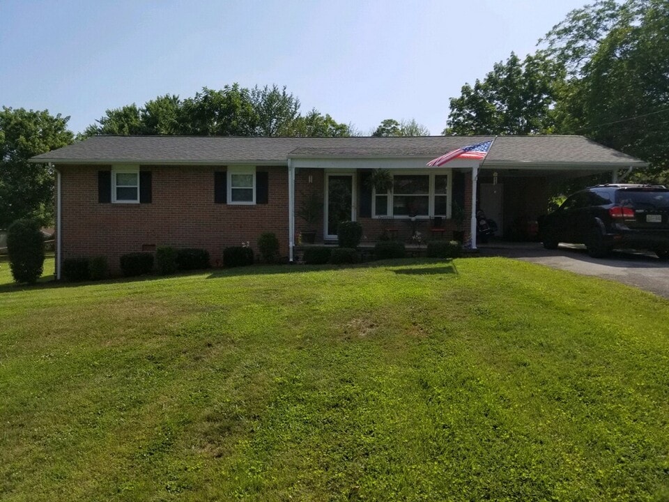 1017 Allison Dr in Jonesborough, TN - Building Photo